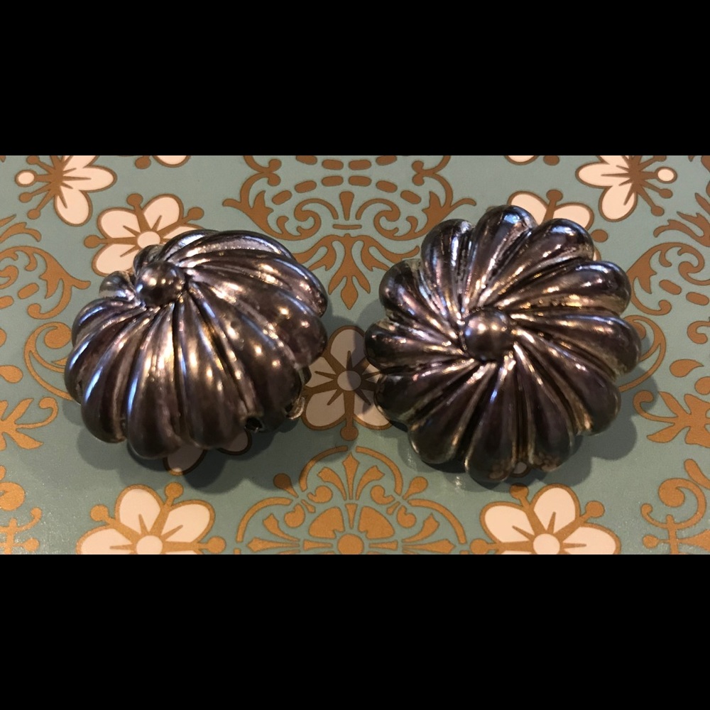 Vintage Oscar De La Renta clip on earrings